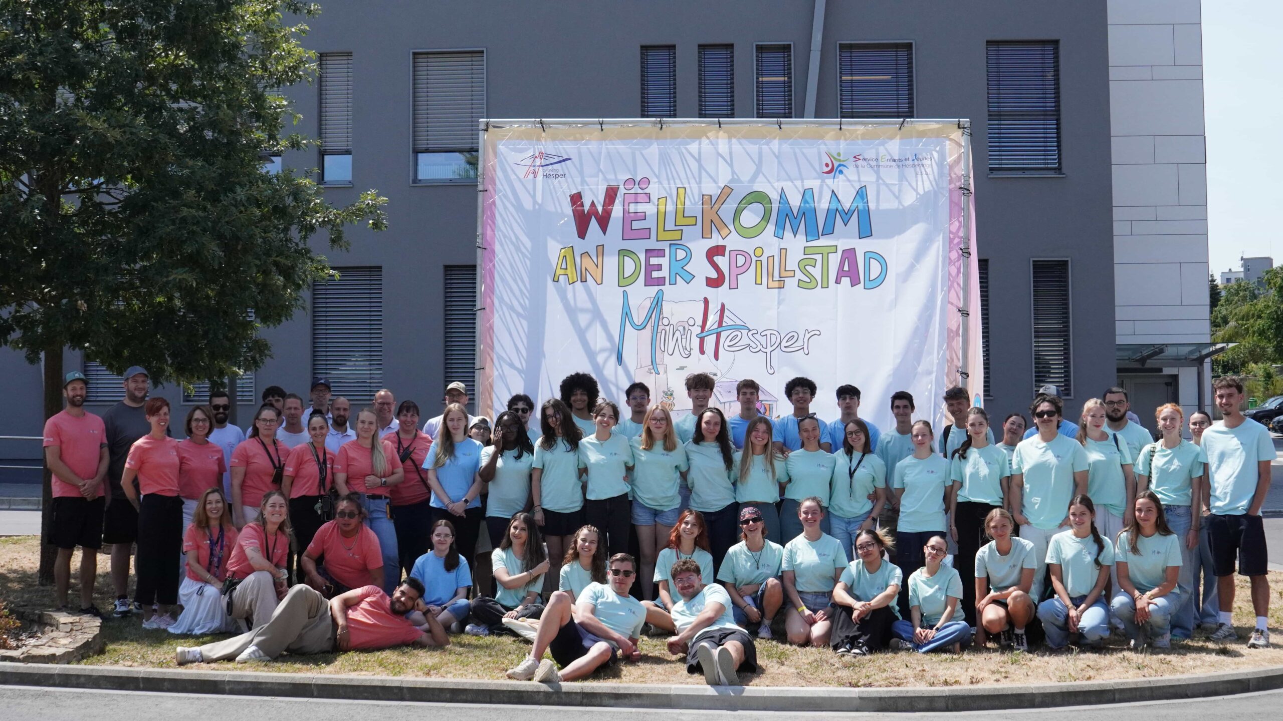 D’Ekipp vu Mini-Hesper 2026 virum Wëllkomm-Banner